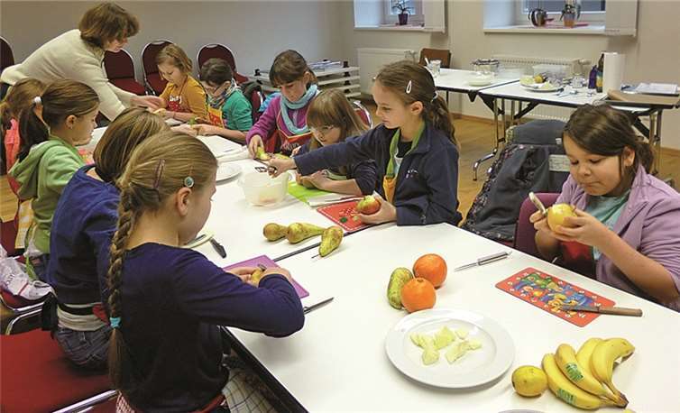 Lecker wurde der Obstquark - die Kinder schälten und schnitten das Obst in mundgerechte Häppchen.