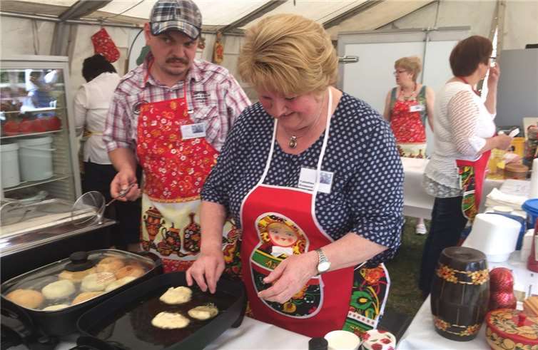 Leckerbissen aus unterschiedlichen Kulturen trafen beim Fest auf erfreute Verkoster. Ob aus dem Iran, der Türkei, aus der Ukraine oder der Eifel - es schmeckte vorzüglich.