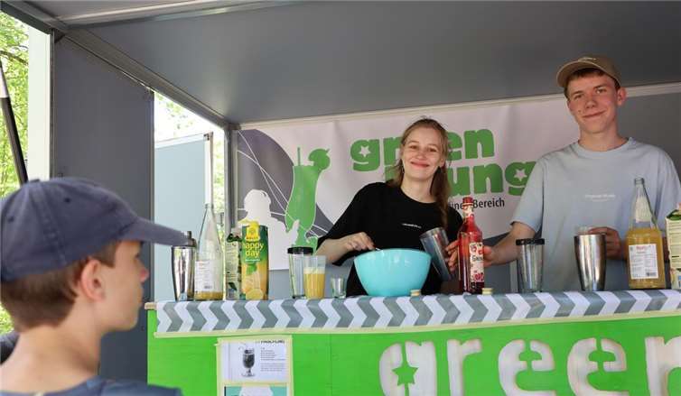 Leckere Cocktails servierten FSJlerin Cécile Passmann und ein ehrenamtlicher Helfer.