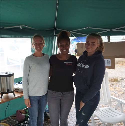 Leckere Getränke gab es bei diesen freundlichen Damen.