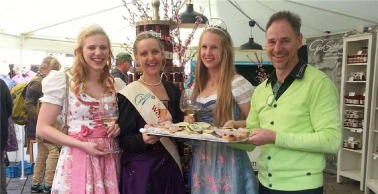 Leckere Häppchen zum Winzersekt mit Pfirsichlikörschmeckten auch den strahlenden Cochemer Majestäten.