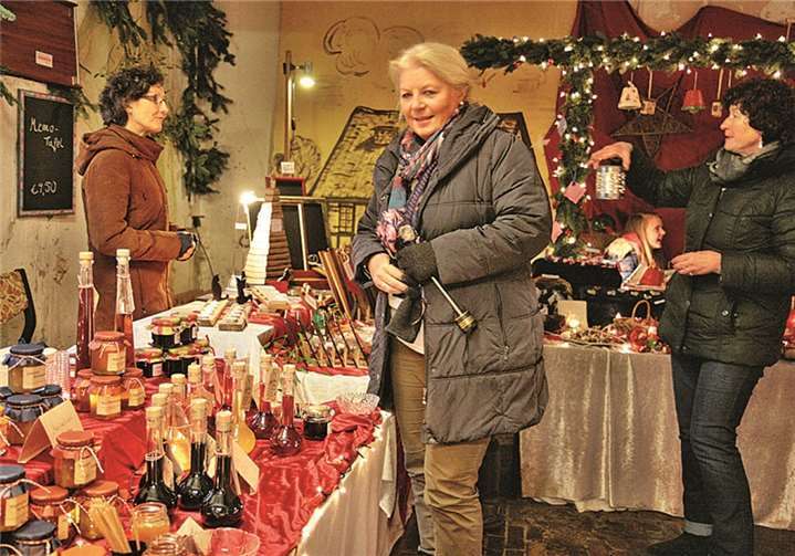 Leckere Marmeladen, Essig und Liköre wurden am Stand von Gudula von Jordans (r.) angeboten.