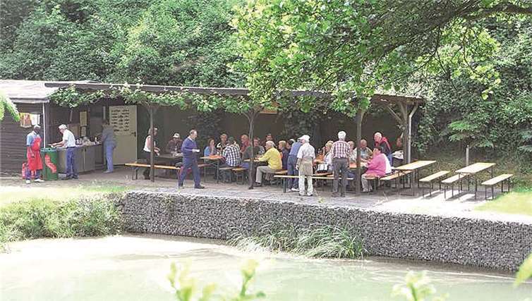 Leckere Steaks, Würstchen und Kuchen ließen sich die Sängerfamilie und Freunde des Männerchors 1878 Kobern-Gondorf e.V. auf ihrer Wanderung schmecken. privat
