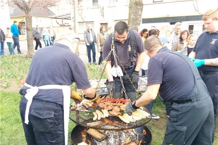 Leckere Steaks und Würstchen gab es am Grillstand der Feuerwehr Bendorf.privat