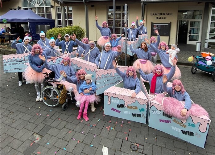 Leckere Törtchen, feine Kuchenstücke präsentierten sich von jung bis alt im Mendiger Veilchendienstagszug. Foto: Lucia Kranz