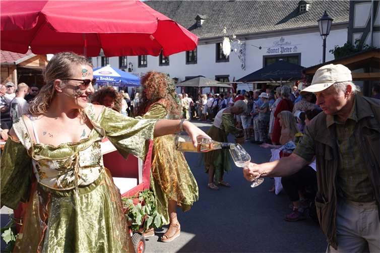Leckere Tropfen und tolle Kostüme gab es in Walporzheim.