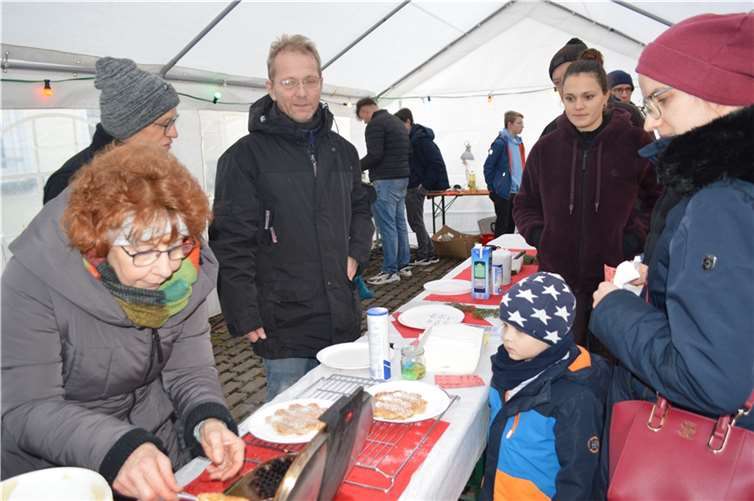 Leckere Waffeln, aber auch herzhafte Genüsse lockten.