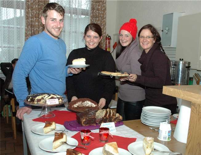 Leckere Waffeln und selbst gebackenen Kuchen wurde im Gemeindehaus angeboten. UM