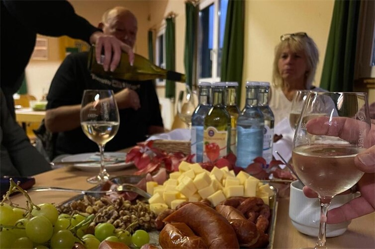Leckere Weine und ein reich gedeckter Tisch für die Gäste