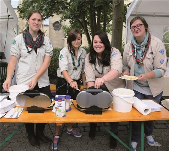 Leckere frische Waffeln gab es bei den Pfadfindern.