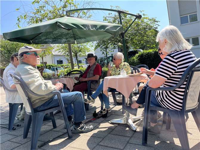 Leckereien am Kaffee Point. Es gab viel zu erzählen zu schauen und man saß gemütlich beieinander… Foto: Olaf Wulf