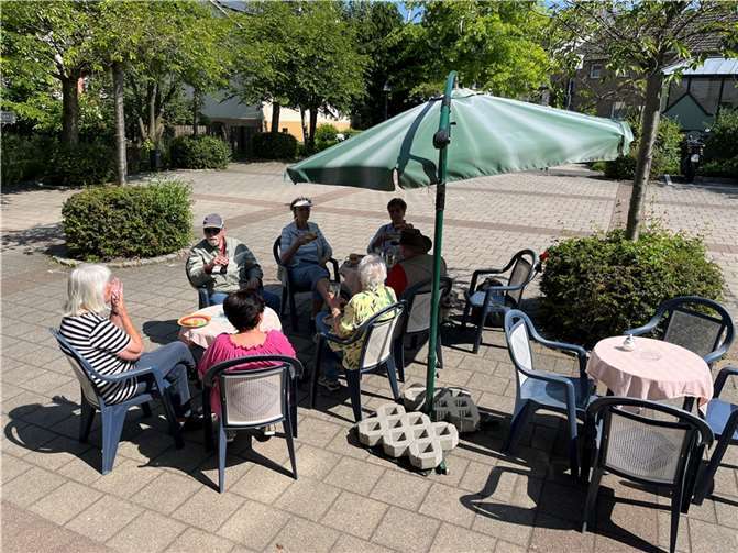 Leckereien am Kaffee Point. Es gab viel zu erzählen zu schauen und man saß gemütlich beieinander. Foto: Olaf Wulf