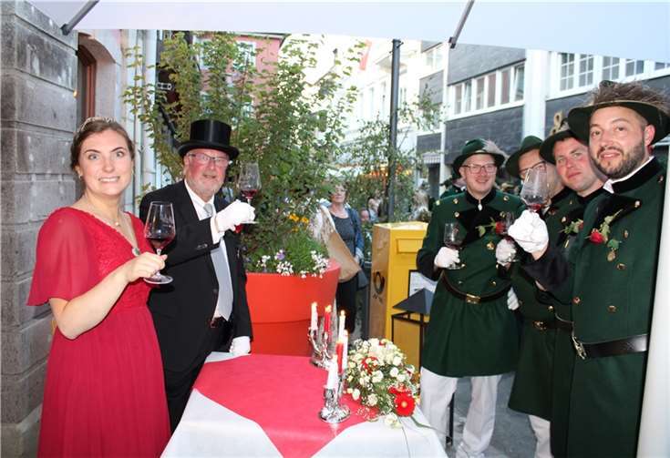 Leckeren Ahrwein gab es auch am Stand der Stadt, kredenzt von Burgundia Ruth Simons und dem Beigeordneten Hans-Jürgen Juchem.