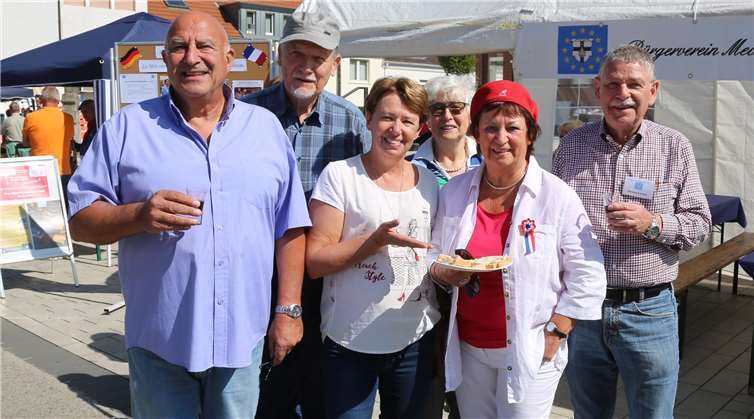 Leckeren Käse aus Frankreich gab es beim Bürgerverein zu kosten,der damit auf die Städtepartnerschaft mit Le Mee verwies. Fotos. StF