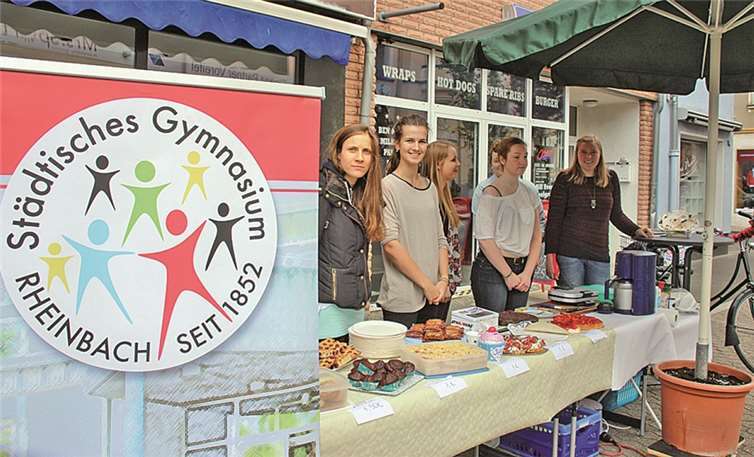 Leckeren Kuchen boten die Schülerinnen des Städtischen Gymnasiums Rheinbach beim verkaufsoffenen Sonntag in der Hauptstraße an.
