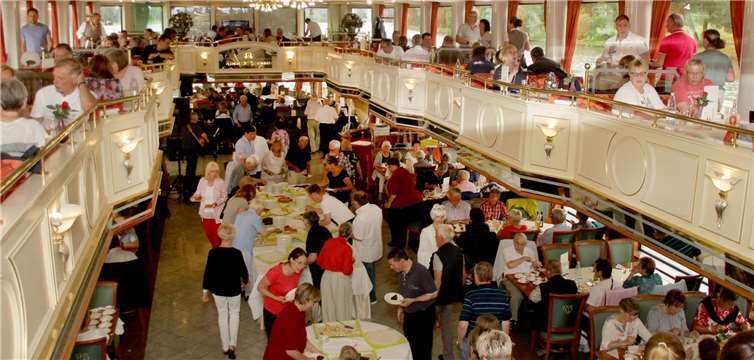 Leckerer Kuchen mit frischem Kaffee stimmte alle auf einen besonderen Nachmittag ein. Foto: Stefan Hammerschlag