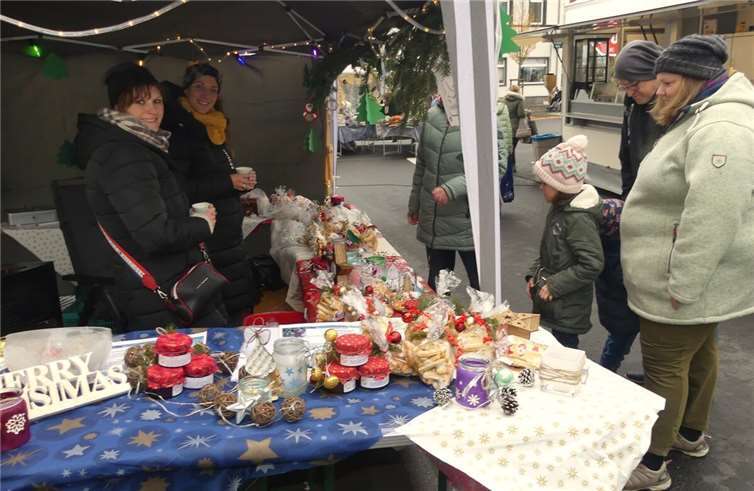 Leckeres Backwerk, Marmeladen, Konfitüren und Gelees boten die Betreuerinnen von der katholischen Kita St. Georg zum Verkauf.