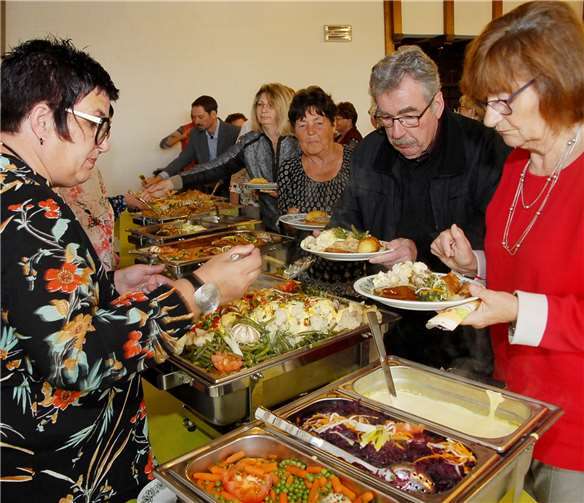 Leckeres Gemüse, Salate und gutes Fleisch aus der Region -die Tafel beim Mittagessen der Landfrauen währendihres Erntedankfestes war reich gedeckt.