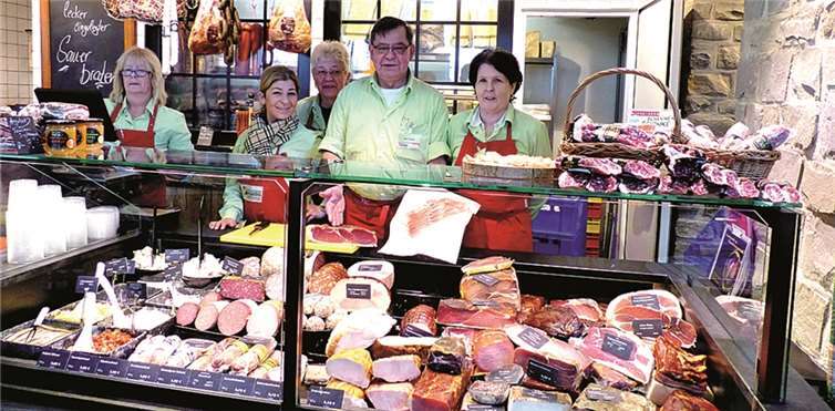 Leckeres aus der Region bieten die freundlichen Mitarbeiter in der Marktscheune an und lassen die Kunden auch gerne mal probieren.