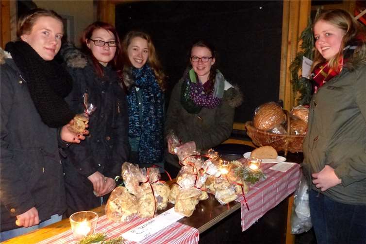 Leckeres aus eigener Produktion verkauften die Messdienerinnen an ihrem Stand.Werner Meyer
