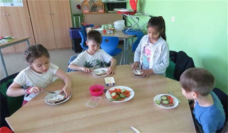 Leckeres uns gesundes Frühstück bereiteten die Erstklässler selber zu. Quelle: Lindenschule Bad Breisig