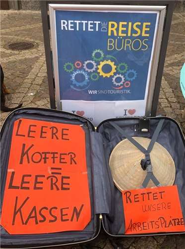 Leere Koffer symbolisierten die Krise der Reisebranche.