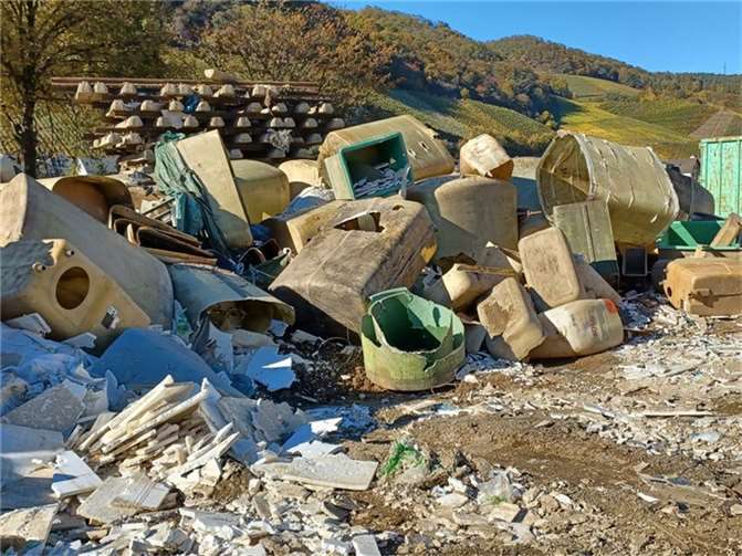 Leere Öltanks im Ahrtal.  Foto: WITE