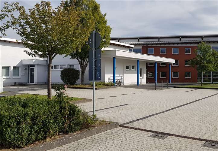 Leerer Lehrerparkplatz vor der Grundschule am Blauen See.