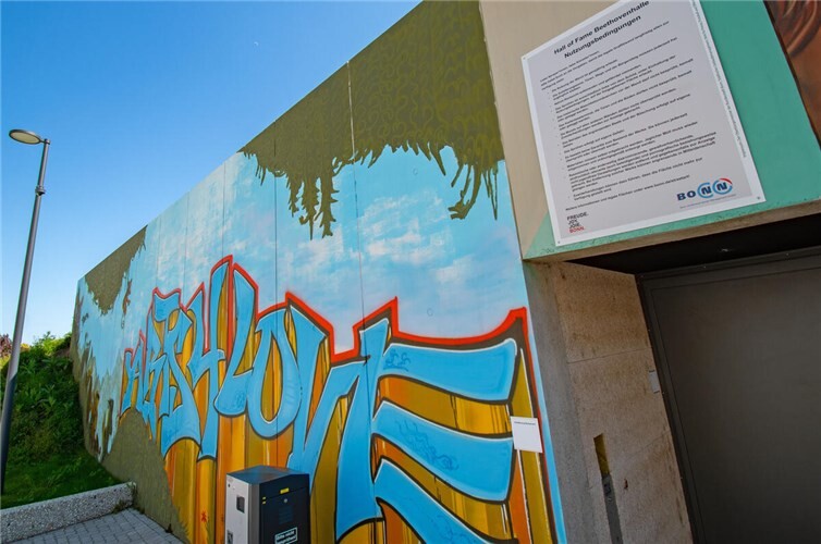 Legal gesprüht werden darf ab sofort in einem gekennzeichneten Bereich links neben der Zufahrt für Anlieferer an der Wachsbleiche. Unter welchen Bedingungen gesprayt werden darf, ist vor Ort erklärt. 