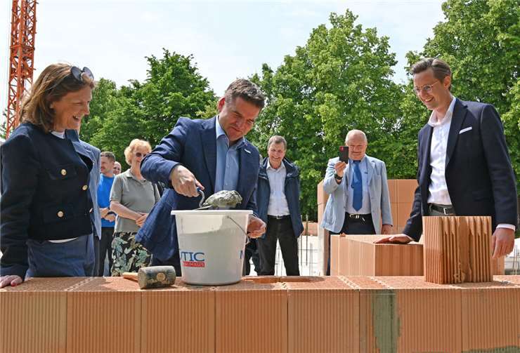Legen den Grundstein für die neue Kita am Siebengebirgsring, von links: Barbara Grimm, Bürgermeister Holger Jung und Niels Haske. Foto: Stadt Meckenheim