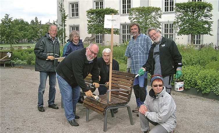 Legen fleißig Hand mit an (v.l.) Jochen von Nathusius, Gesine von Nathusius, Rolf Siebert, Hermann Josef Schuster, Rudolf Wanka, Sigfrid Halbauer, Astrid Wicke-Köhler.A. M. Schuster