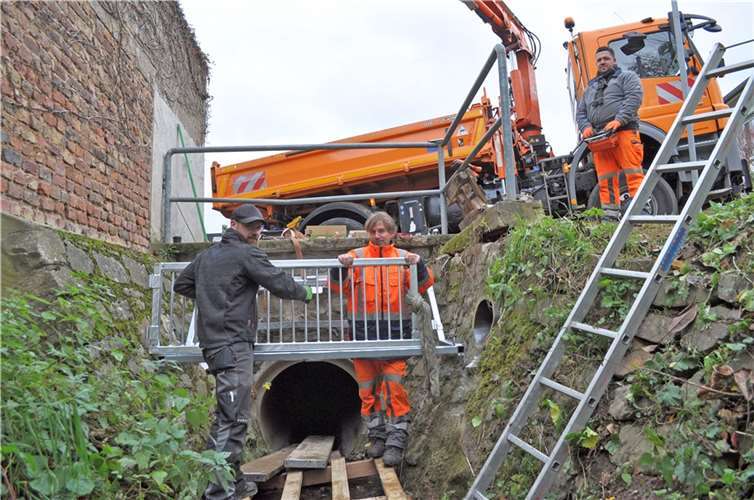 Legen gemeinsam Hand an, von links: Metallbauer Manuel Flacke, Michael Kleefuß und Sascha Hardt (beide vom Baubetriebshof).Foto: Stadt Meckenheim