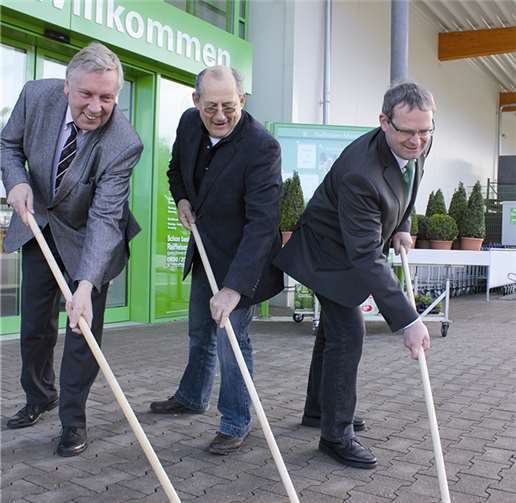 Legen sich für die Raiffeisen Rhein-Ahr-Eifel Handelsgesellschaft mbH und das regionale Agrar- und Bedarfsgütergewerbe ins Zeug: die beiden Geschäftsführer Dr. Alois Splonskowski (l.) und Kurt Gentes (r.) sowie Norbert Köp, Vorsitzender des Gewerbevereins Team Grafschaft (Mitte).Bünnagel