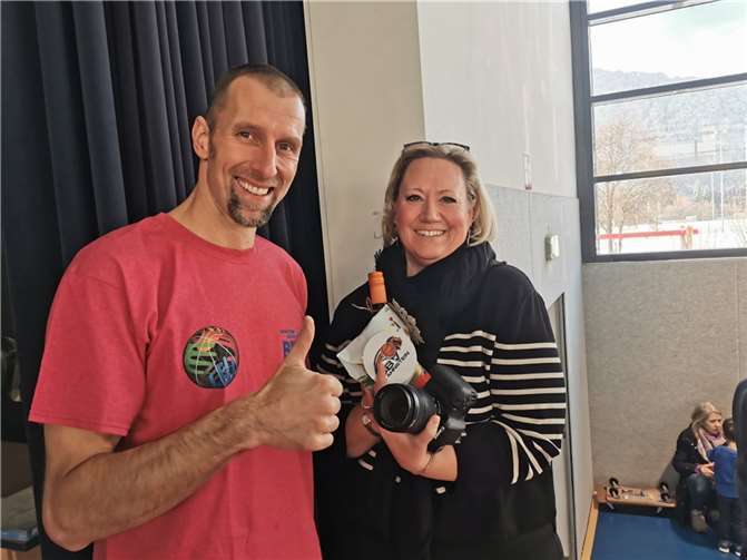 Legenden unter sich: der Präsident, Jochen Sachsenhauser, mit Fotografin Susanne Pötz, die vor 30 Jahren im letzten BBV-Damen Team auf Korbjagd ging.  Foto: privat