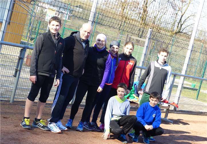 Lehmen. Schnappschuss der TSV-Gruppe „Leichtathletik“ um Trainer Stefan Kölsch beim wöchentlichen Training am Samstag auf dem Lehmener Sportplatz. Hier ein kleiner Teil der erfolgreichen Truppe. „Ohne Fleiß kein Preis“ kann dieser Abteilung zweifellos zugeschrieben werden, lassen doch die Erfolge in jüngster Vergangenheit sehr aufhorchen.privat