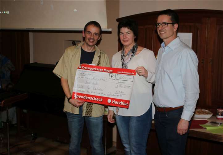 Lehmensart überreicht einen Scheck für das Mali-Projekt. Christoph Strouvelle