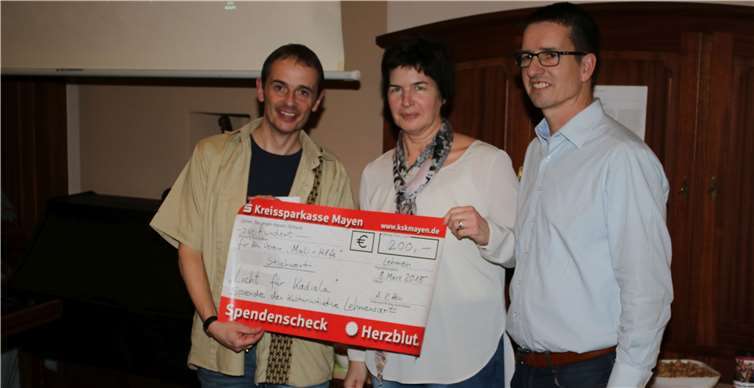 Lehmensart überreicht einen Scheck für das Mali-Projekt. Christoph Strouvelle