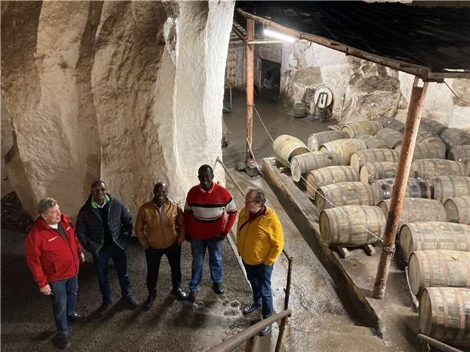 Lehrer Augustin Karekezi (2.v.l.) und Wolfgang Kostka (li.) gemeinsam mit den Gästen aus Ruanda im Bierkeller.  Foto: Kulturgemeinschaft Albertinum