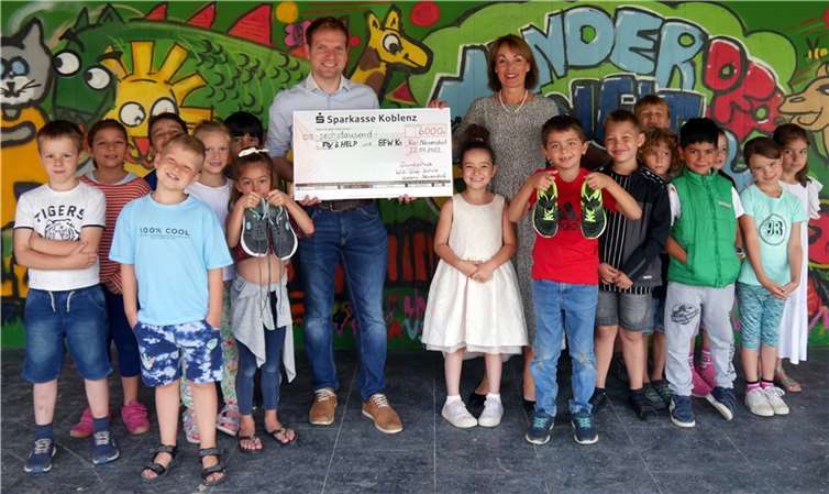 Lehrer Michael Brill und Schulleiterin Frau Schlott-Grebener mit Kindern der Grundschule in Koblenz-Neuendorf. Foto: privat
