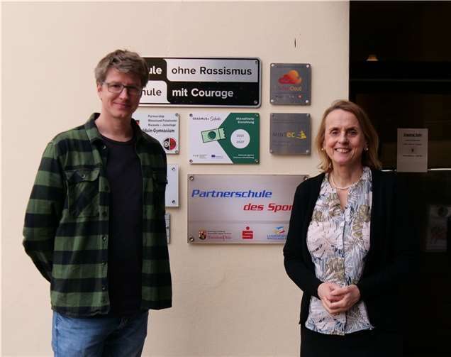 Lehrer Robert Schlaubitz und Christiane Hofmann (Schulleiterin KuBa-Gym).  Foto: KuBa