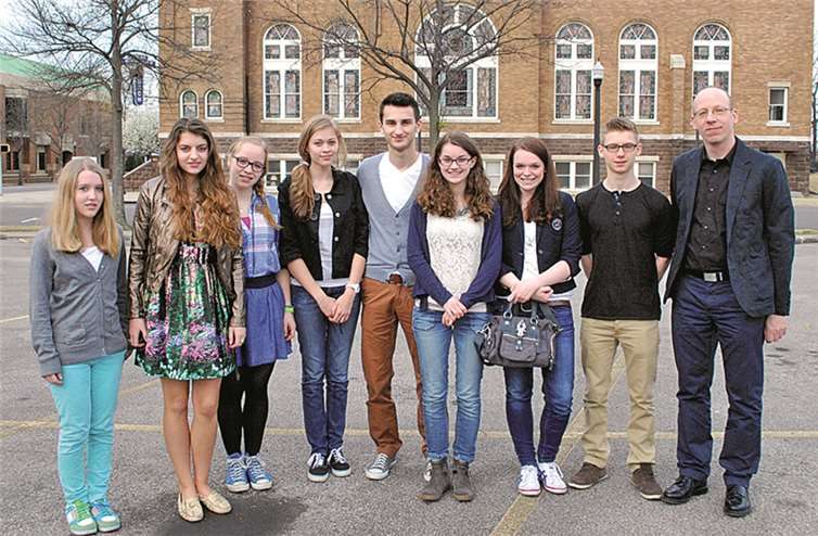 Lehrer Thomas Zell mit den deutschen Schülern und Schülerinnen in Brimingham. privat