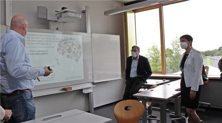 Lehrer Timo Meier (links) erläutert die digitalen Möglichkeiten in den Klassenräumen.