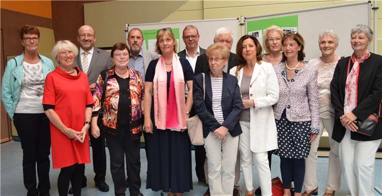 Lehrerteam und Ehemalige erinnerten sich Lehrer, ehemalige Lehrer, Rektoren und der Bürgermeister waren zur Schließungsfeier gekommen.-AB-