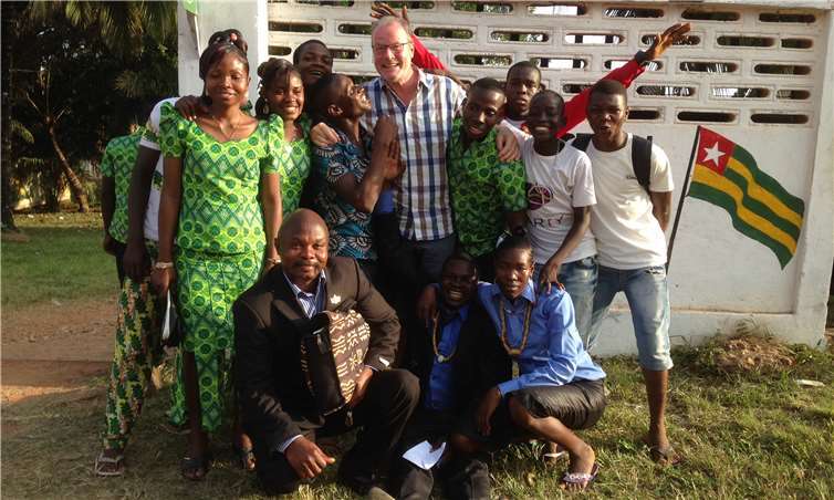 Lehrer und Auszubildende des Berufs-Ausbildungszentrums „AGERTO“ in Kpalimé/Togo freuen sich über die Finanzierung eines neuen Dachs des Gebäudes für die Schlosser und Schweißer. Klaus Schmid