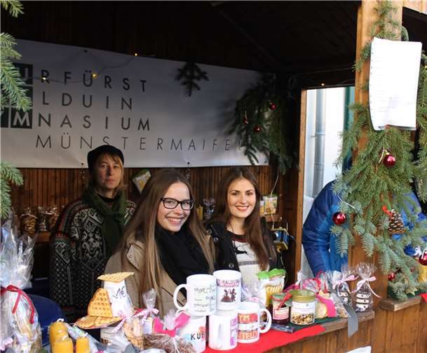 Lehrer und Schüler des Kurfürst Balduin Gymnasiums offerierten selbst hergestellte Weihnachtsartikel.