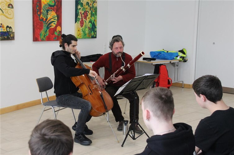 Lehrer und Schüler zeigten sich gleichermaßen begeistert von dem lehrreichen und unterhaltsamen Schulangebot der beiden Orchestermusiker.