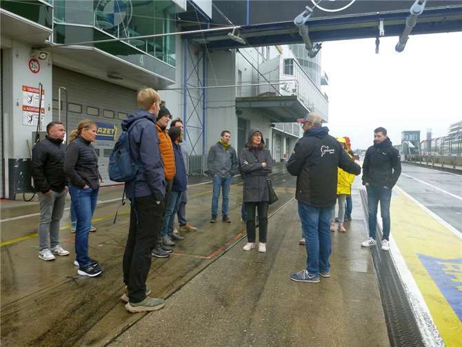 Lehrergruppe mit Sascha Morchel in der Boxengasse an der Start- und Zielgeraden der Rennstrecke.  Foto: privat