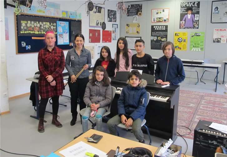 Lehrerin Anna Falschlunger (2. von links) mit ihrer Musikgruppe. Fotos: privat