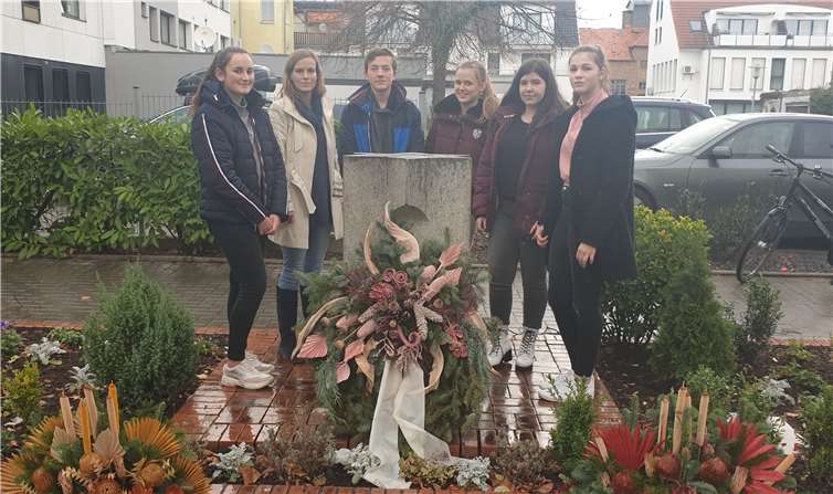 Lehrerin Christina Eilers (2.vl.) und ihre Schülerinnen und Schüler am Meckenheimer Synagogenplatz.Foto: Konrad Adenauer Gymnasium
