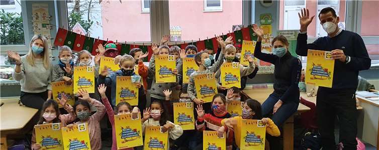 Lehrerin Frau Kröber mit ihrer Klasse 2b der Grundschule Heddesdorfer Berg und Schulleiterin Frau Löbker zusammen mit Hr. Kirsch von der LES.Fotos: privat